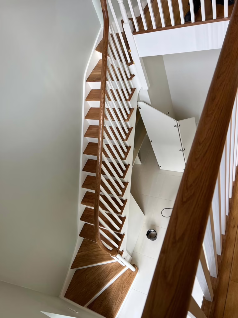 Curved stairs with oak treads 1 x