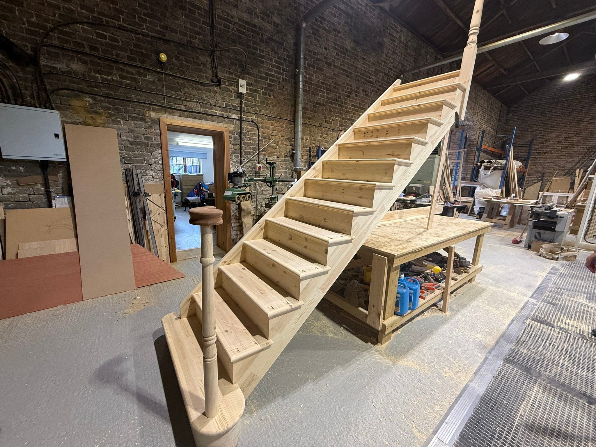Softwood-pine-cut-srting-staircase-1.jpeg
